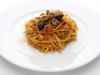 Spaghetti alla pomodoro con pollo e olive (example)